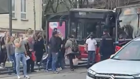 SNIMAK SA LICA MESTA KOD AUTOKOMANDE Ovo je autobus kojem je otpao točak i teško povredio ženu (VIDEO)