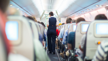 MISLITE DA SU LJUBAZNE, A ZAPRAVO VAS POTCENJUJU Evo koji skriveni motiv stoji iza stjuardesinog pozdrava prilikom ulaska u avion