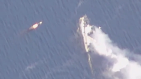 POGOĐEN AMERIČKI BORBENI ČAMAC Udar izveden sa udaljenosti od 47 kilometara (VIDEO)