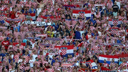 "BRAT UZ BRATA, ALBANAC UZ HRVATA" Hrvatski novinar u prenosu uživo pokazivao albanski simbol, uz sramotnu poruku: Skandalozan video snimak preplavio društvene mreže (VIDEO)