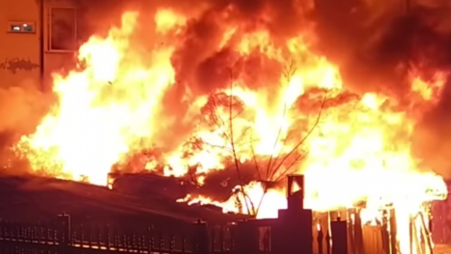 VATRA GUTA SVE PRED SOBOM Gore garaže u centru grada (VIDEO)