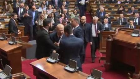 ZAVRŠENA SEDNICA SKUPŠTINE, OBELEŽIO JE NOVI HAOS OPOZICIJE Aleksić nasrtao na radnika obezbeđenja (VIDEO)
