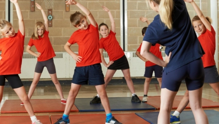 UČENICI MASOVNO IZBEGAVAJU ČASOVE FIZIČKOG VASPITANJA Devojčice drže dijete, a dečaci idu u teretane!