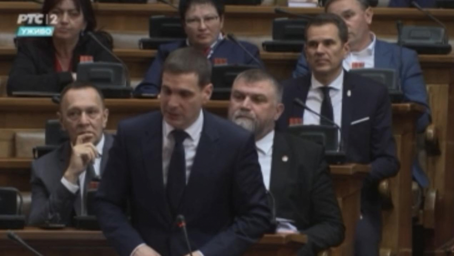 ŠTA KAŽEŠ, NIKO GA NIJE NAPAO? Jovanović u Skupštini tvrdi da nije bilo nasrtaja na Radenovića, snimak govori suprotno (VIDEO)