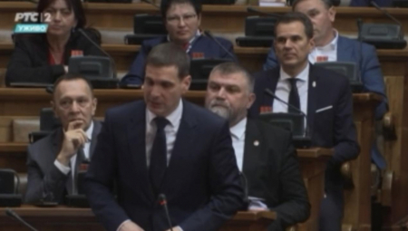 ŠTA KAŽEŠ, NIKO GA NIJE NAPAO? Jovanović u Skupštini tvrdi da nije bilo nasrtaja na Radenovića, snimak govori suprotno (VIDEO)
