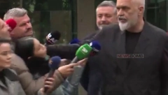 ŠAKOM PRAVO U GLAVU Edi Rama odgurnuo novinarku, skandal u Albaniji (VIDEO)