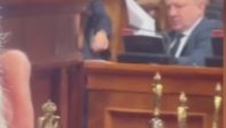 ĐILAS UČI DA ČITA U SKUPŠTINI! Sriče redove u poslaničkoj klupi (VIDEO)