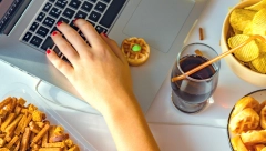 RADITE OD KUĆE I STALNO NEŠTO JEDETE? Evo kako da prestanete da grickate za kompjuterom