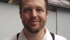 OVAJ DEČKO JE PROVALIO GREŠKU NA BANKOMATU PA SE MASNO OBOGATIO Mašina mu je ZBOG OVOGA isplaćivala pare koje nije imao na računu