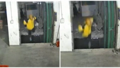 KIČMA MI JE POVREĐENA, KOSTI RAZBIJENE Dostavljač hrane propao kroz otvor lifta. čudom preživeo, žurio da odnese porudžbinu