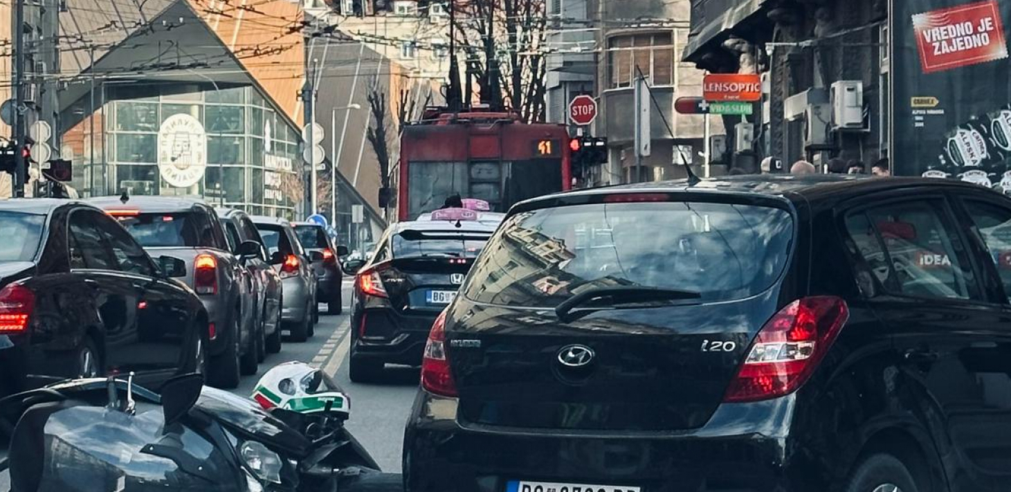 U CENTRU BEOGRADA OBOREN MOTOCIKLISTA Saobraćajka u Svetogorskoj ulici (FOTO/ VIDEO)
