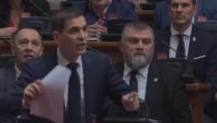 MILOŠ FRANCUZ ZAPRETIO NAPREDNJACIMA Osilio se i vikao u Skupštini, a onda je resetovan na Kurtijeva podešavanja! (VIDEO)