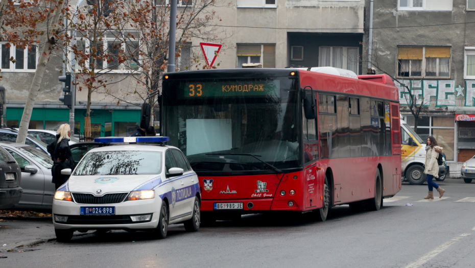 "ŠTA RADIŠ? MARŠ NAPOLJE" Beograđanka objavila snimak vozača autobusa koji je pljuje, a onda se se ljudi ustremili na nju (VIDEO)