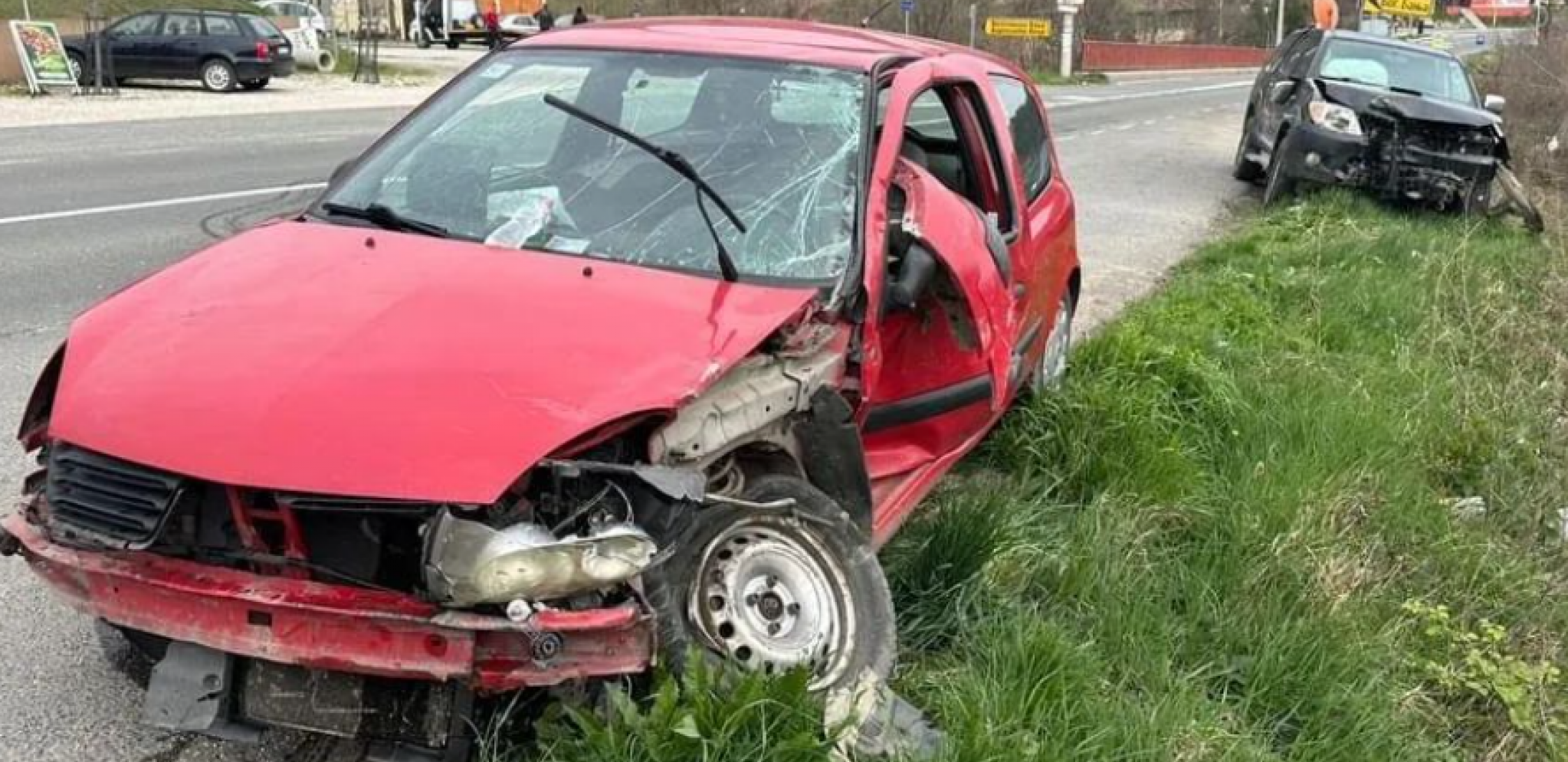 STRAVIČAN SUDAR U BOGUTOVCU Automobili smrskani, troje ljudi povređeno (FOTO)