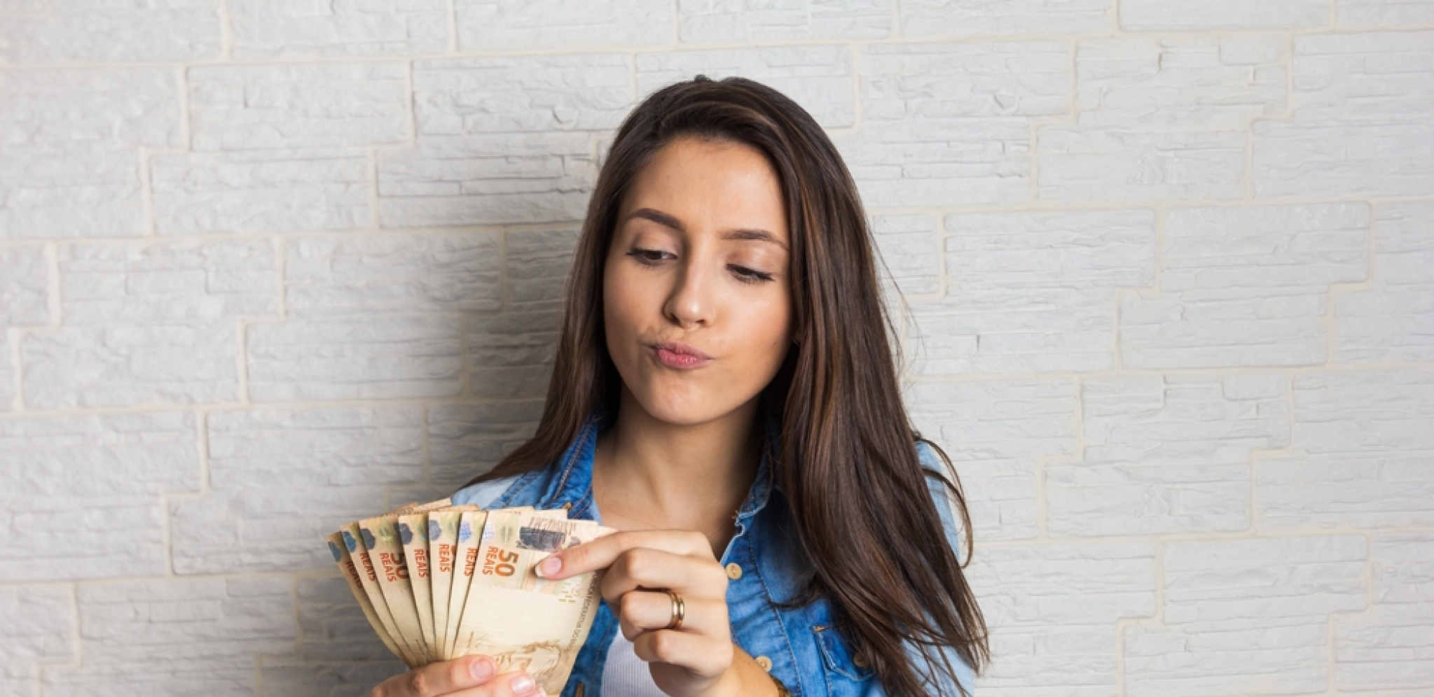 U VEZI JE SA SPONZOROM I DAJE JOJ 180.000 DINARA NEDELJNO Ima samo 1 zahtev