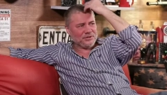 GLUMAC U DUGOVIMA DO GUŠE! Duguje 12.000 evra, banka mu blokirala račun, sve se saznalo