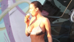 JOŠ JEDNO SKANDALOZNO IZDANJE BJANKE SENZORI Žena Kanjea Vesta u nikad kraćoj suknji, sve se videlo