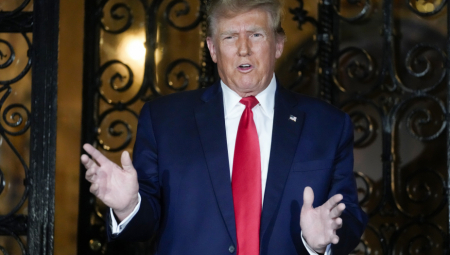 "NEK BOG BLAGOSLOVI AMERIKU" Tramp prodaje Bibliju, cena šok za sve