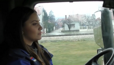 KOZMETIČKI SALON ZAMENILA JE KABINOM KAMIONA Jelena iz Zaječara jedina je žena vozač "teškaša"