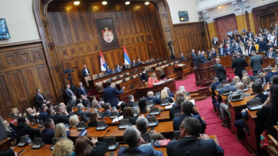 BRUKA, NIKAD SRAMNIJE PONAŠANJE SRPSKE OPOZICIJE Napustili parlament pred glasanje za predsednika Skupštine - razbežali se i Đilas i Ponoš...