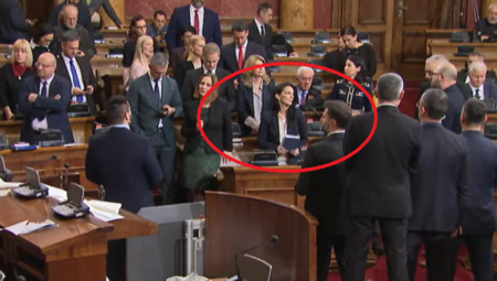 POBESNELA MARINIKA TRESKA POSLOVNIKOM O KLUPU Zar ovakvo ponašanje priliči jednoj dami?