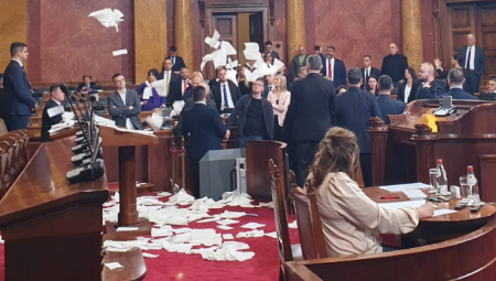 SRBIJO, POGLEDAJ OVAJ HAOS Đilasovi primitivci i siledžije zasuli parlament toalet papirom! Eto koliko poštuju srpske institucije (VIDEO)