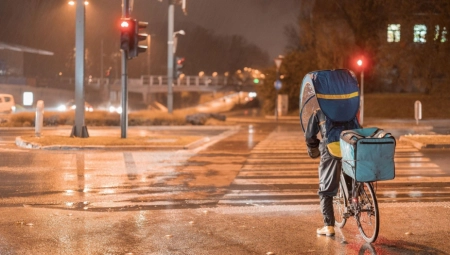 PORUČIO HRANU, PA OSTAO BEZ PRSTA! Osakatila ga je žena koja mu je donela picu - HAOS NASTAO POSLE SVAĐE