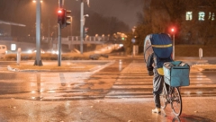 PORUČIO HRANU, PA OSTAO BEZ PRSTA! Osakatila ga je žena koja mu je donela picu - HAOS NASTAO POSLE SVAĐE