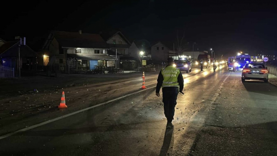 OD PREDNJEG DELA NIJE OSTALO NIŠTA Težak sudar šlepera i automobila kod Kraljeva - auto završio u livadi, a delovi po putu (FOTO)