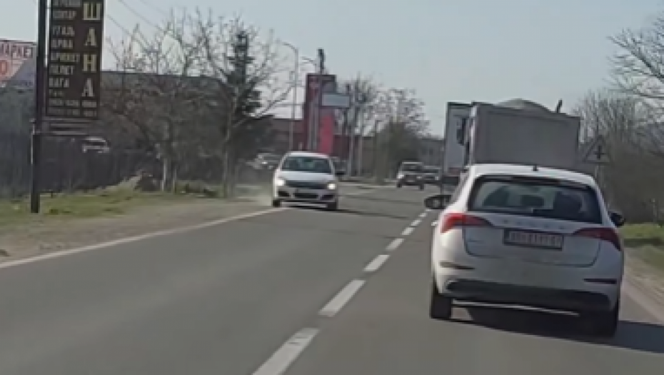 "PA ODE DOZVOLA SINE, ODE DOZVOLA!" Snimak jezivog preticanja zaprepastio vozače (VIDEO)