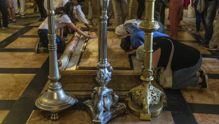 OTKAD PRAVOSLAVCI KLEČE U CRKVI? "Zar to ne rade samo muslimani?" Ovo je odgovor teologa