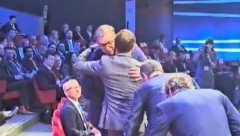 ZAGRLJAJ I POLJUBAC DVOJICE PREDSEDNIKA Više nego srdačan susret Vučića i Makrona u Briselu
