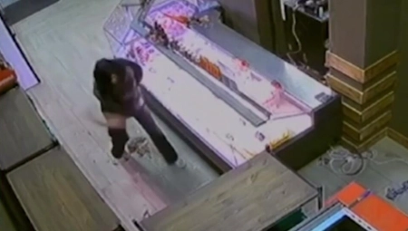 KAMERE SVE ZABELEŽILE Radnica čekićem razbila izloge i prozore na gazdinom automobilu