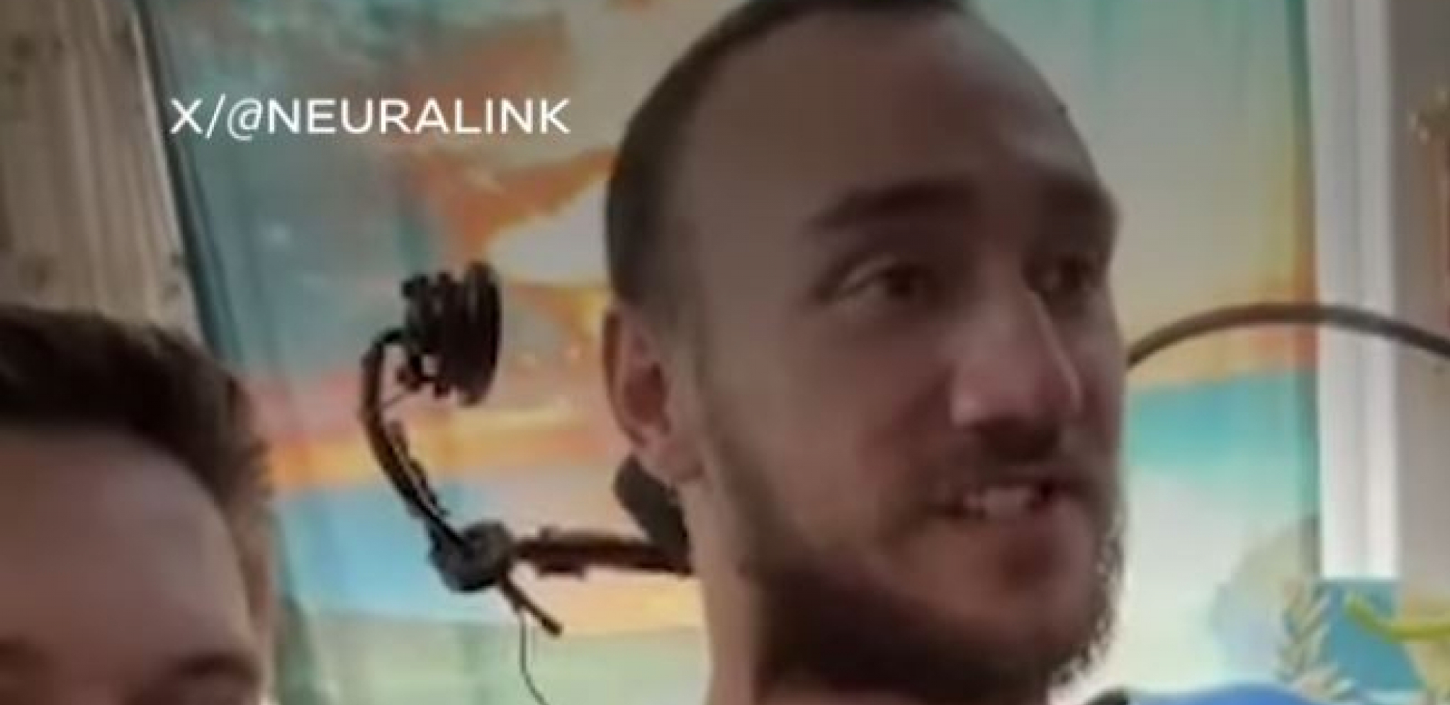 POMERAO FIGURE SNAGOM UMA Prvi čovek sa Neuralinkovim čipom šokirao naučnike (VIDEO)