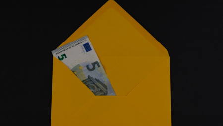 NEMCIMA MASOVNO STIŽU KOVERTE SA EVRIMA: Novac mogu da zadrže pod jednim uslovom!