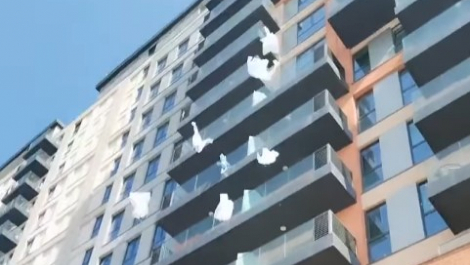 "BACI NJEGA, NEMOJ STVARI" Letele krpice sa zgrade u Beogradu, sumnja se na ljubavne probleme (VIDEO)