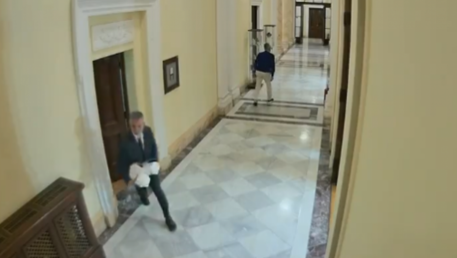 NARODE, POGLEDAJTE OVU BRUKU I SRAMOTU Đilasovci kradu toalet papir u Skupštini (VIDEO)