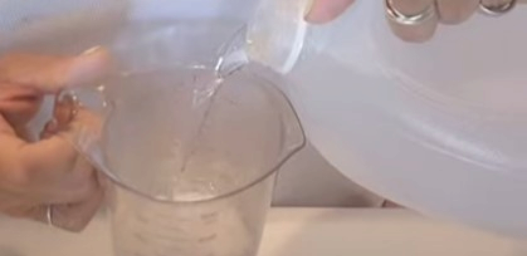 BEZ FLEKA NA TUŠ KABINI Recept za sprej koji uklanja prljavštinu i naslage od sapuna, potrebna su vam samo tri sastojka! (VIDEO)