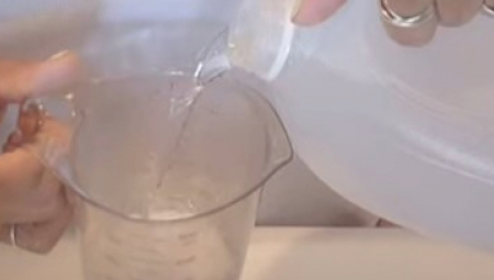 BEZ FLEKA NA TUŠ KABINI Recept za sprej koji uklanja prljavštinu i naslage od sapuna, potrebna su vam samo tri sastojka! (VIDEO)