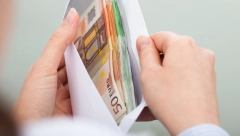 RODITELJI ZAPLAKALI OD PONOSA Dečak (11) na putu do škole pronašao KOVERTU PUNU NOVCA, kad čujete šta je uradio sa njom I VAMA ĆE KRENUTI SUZE