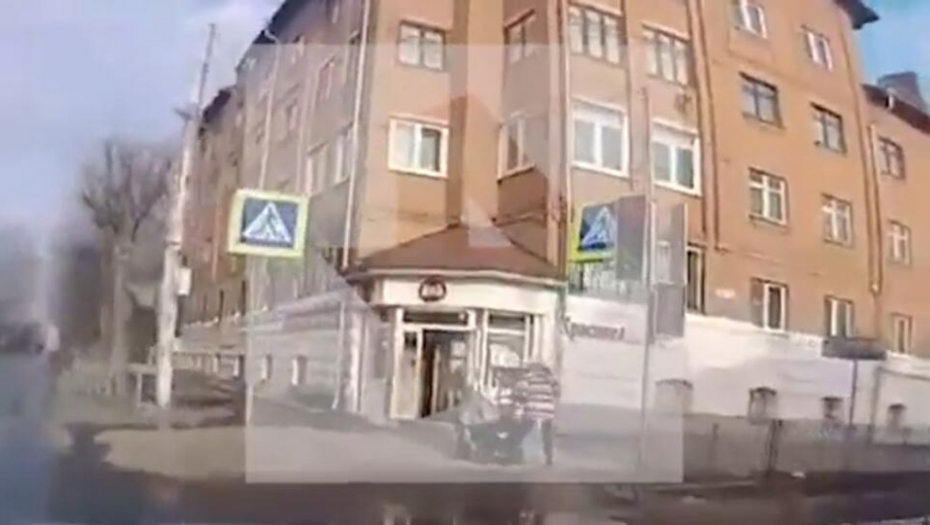 (UZNEMIRUJUĆI VIDEO) SLETEO S PUTA IZBEGAVAJUĆI SUDAR, PA POKOSIO ŽENU I DETE Beba u kritičnom stanju, lekari se bore za njen život