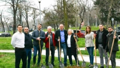 NOVI PLATANI ZA ZELENIJI SAVSKI VENAC Sadnjom drveća na zelenim površinama u naselju Stjepan Filipović obeležen je Svetski dan šuma