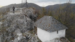 Najmanja crkva u Srbiji ali velika svetinja posvećena je Iliji Gromovniku: Podignuta na strmoj steni u klisuri reke Moravice, a do nje se mogu popeti samo hrabri