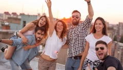 ONI ĆE UVEK BITI DECA U DUŠI Za njih kažu da su najveseliji znakovi horoskopa!