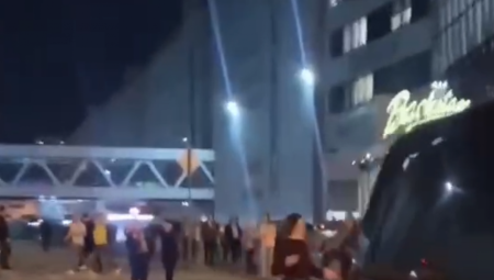 "BRŽE, MAMA BRŽE" Jeziv snimak terorističkog napada u Moskvi, ljudi razbijali staklo da pobegnu od metaka  (VIDEO)