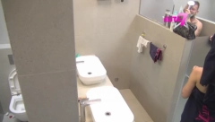 UČESNICA KRIŠOM GLEDALA CIMERA DOK SE TUŠIRA! Haos u Eliti, mislila je da je kamere ne snimaju, pa mu izgovorila ove reči!