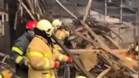 SNIMAK UNUTRAŠNJOSTI HALE U MOSKVI POSLE MASAKRA Vatrogasci raščišćavaju ruševine u potrazi za poginulima (VIDEO)