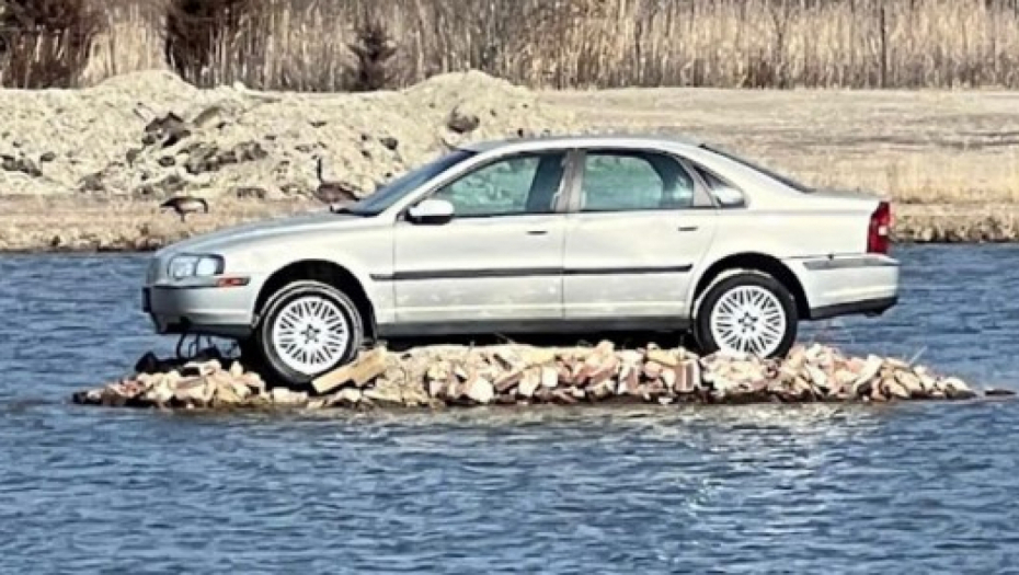 GLEDALI GUGL MAPE PA DOŽIVELI ŠOK Auto već 12 godina nasukan usred ostrva, nazvali ga "volvo ostrvo" (VIDEO)