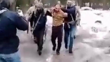 KRVAVOG I POCEPANOG GA IZVUKLI IZ ŠUME Objavljen snimak hapšenja još jednog teroriste u Rusiji (VIDEO)