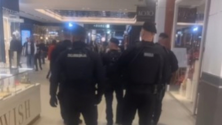 BUDNOST NA NIVOU Jako prisustvo policije u tržnim centrima širom Srbije